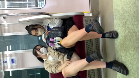 卑猥すぎる…対面のお行儀悪い肉脚ミニスカさんたち