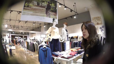 ショップ店員#52 ギャル系美人さんの無防備すぎる生パンツ！