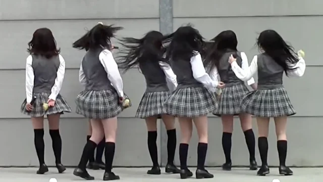 【アイドル候補】制服ミニスカ強風イベント【PART2】 [449MB]
