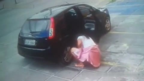 アメリカ・防犯カメラに映った車外ウンコ・我慢できなくなってブリブリするお姉さん・大量