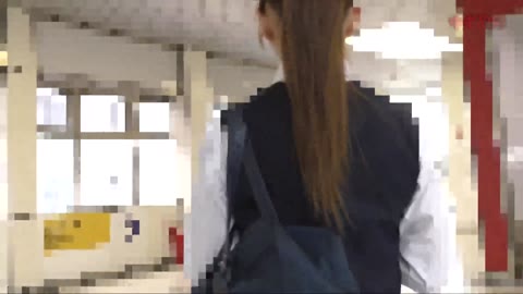 【電車チカン】顔出し制服J○★あまりの可愛さに乗り換え電車まで同乗し再挿入＆連続中出し