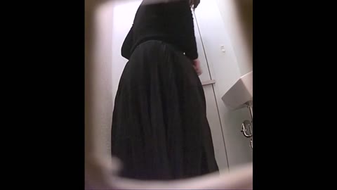 【JDﾄｲﾚ盗撮】不覚！設置の甘さから撮り逃がした可愛い系美女子、、（ ; ; ）
