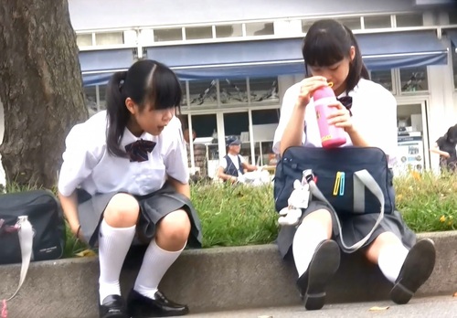 ランチタイムの女子高生２名、アルファベット柄と星柄　ズーム盗撮