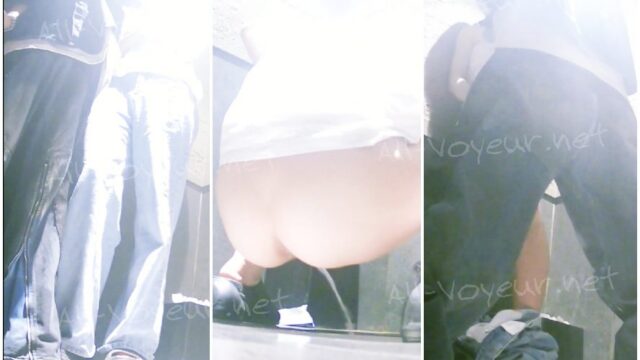 toilet-hidden-cameras美女上完厕所想出去被男的按着后入打飞机