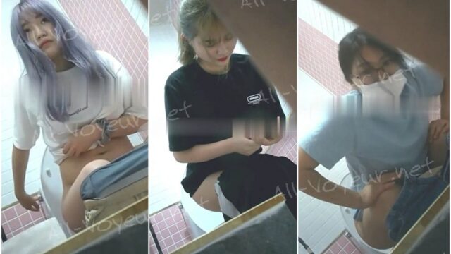 ショッピングモールの女子トイレに隠しカメラ❤️美女が大きな音でオナラをしたので、トイレットペーパーを使っていた女の子が、誰かがドアをノックしたのでびっくりしました