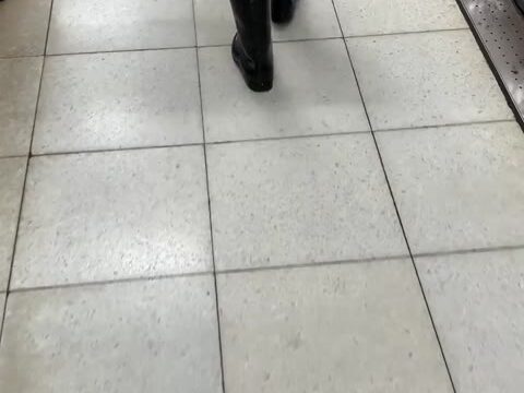 【再販商品SALE】デニムショートパンツから覗くハミ尻！肉尻とはまさにこのこと！エロいカジュアルOLのエスカレーター待ち【6】