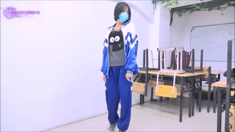 【無】スレンダー美女が教室で全裸ストリップダンス