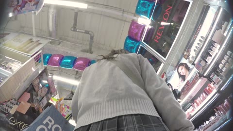 ぴったりお尻に貼りついてるパンツが大好き制服ギャル【動画】055