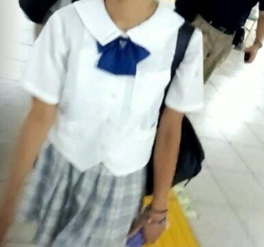 夏服女子中学生２名逆さ撮り