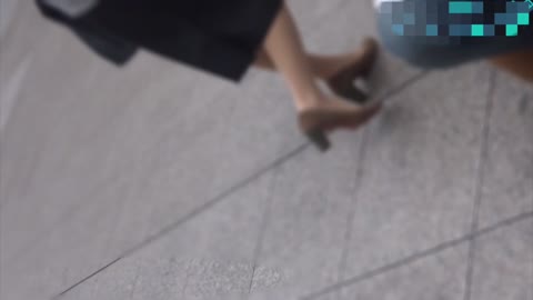 A super-cute girl in casual clothes with a reverse panty flash—and she even says hi!!!