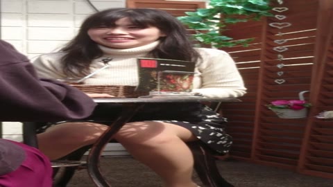 女子トークに夢中な美脚娘のパンチラ　縦動画