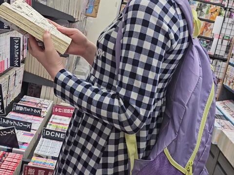 踏み台で漫画を取る隙に、、。