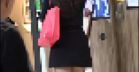 【痴漢】出勤前にイカされる美容部員さん。。。