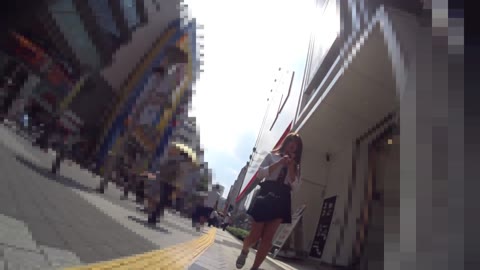 ミニスカJKの豪快な風チラ動画
