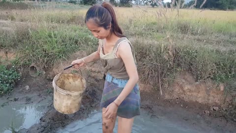 胸チラしながら漁をする女性