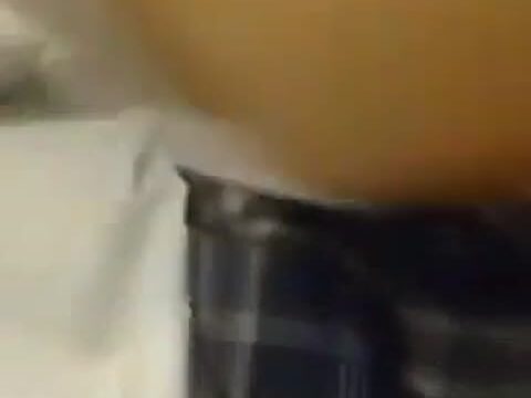 パンツをズラして