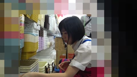 （PC/携帯対応）もはやジーパンの意味がないぐらい純白パンティ丸見えの店員さん(笑)