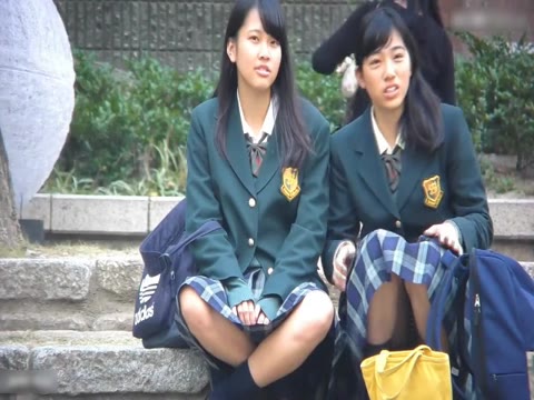 女子高生２名　リトルフラワー柄＆白黒縞柄