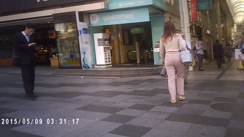 自分的最高傑作のうちの一つ①完全無欠の超絶美女がブランド白ピタパン履いてＴライン透かしてドエロ美尻ヒップ振って歩いてるよ