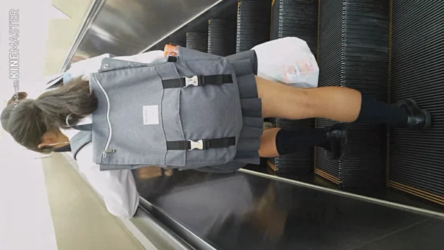 けしからん、エスカレーターで盗撮を警戒して最後尾に乗る娘には悪戯part.2【携帯用・縦動画】 [590MB]