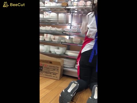 （PC/携帯対応）商品を補充する店員さんのしゃがみ純白パンティ丸見え！！