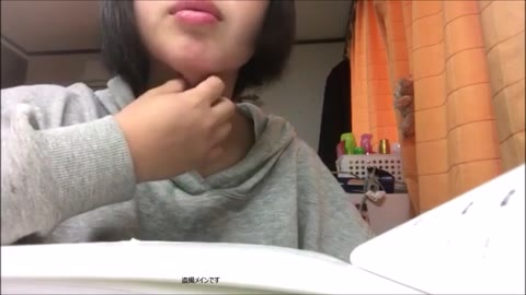 オシャレ眼鏡のやらしい胸チラ