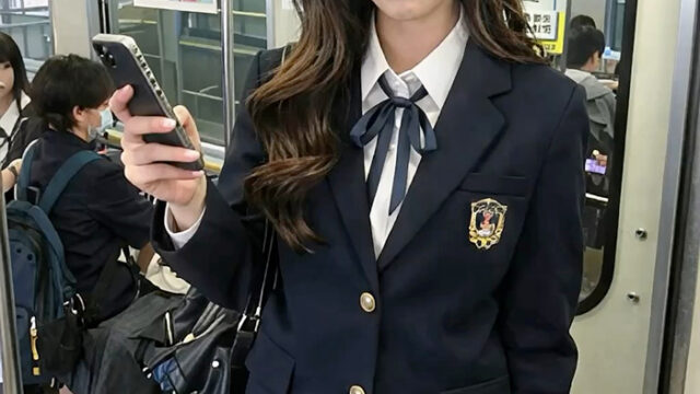 【動画】制服ギャル 電車内ドキドキ限界露出チャレンジ