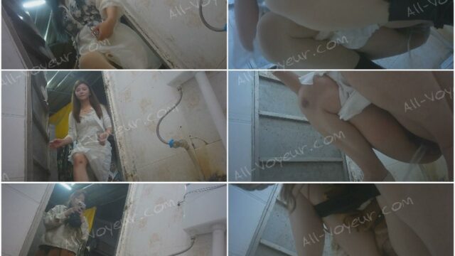 最新の流出高画質トイレ写真❤️ 道路沿いのバーベキューレストランにある簡素な女性用トイレで、数人の美しい女性が排尿している様子を高画質で捉えた盗撮写真。白いドレスを着た女性が勢いよく排尿しており、後ろから生理の血が流れ出ている。