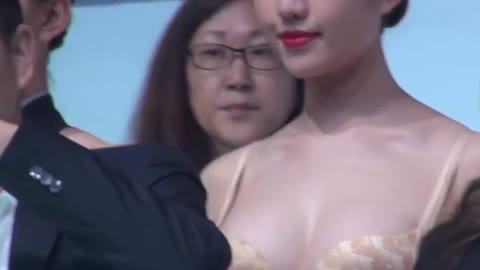 衣装が緩すぎてあまりにも可哀想な下着モデル