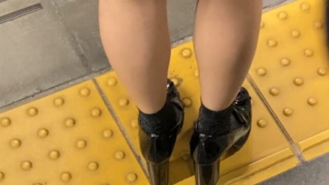 素人 020 ミニスカ熟女OL 熟女らしからぬ美脚と電車の揺れと一緒に腰振り