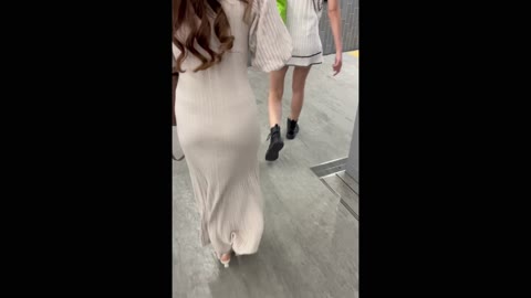 【神スタイル！】「激しいフィット感で浮かび上がる超美尻の巻き髪美女(1名)」
