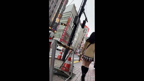 初【逆さ撮り】トー横キッズと女子◯生の両方の顔を持つ女、下校中の昼下がりの電車に密着。親御さんにバレたら即削除、新生part1