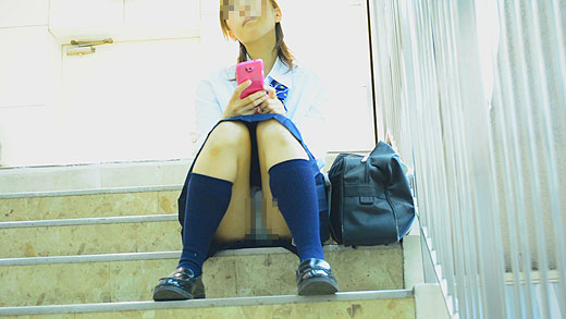 JK座りパンチラ！階段で座ってる女子校生を狙い撃ち！！