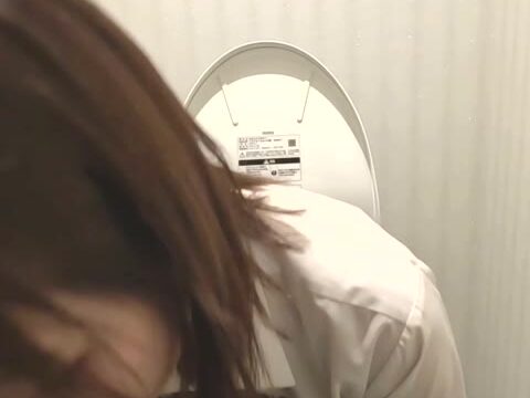 デパートのトイレでこっそりオナニーしちゃうJK145