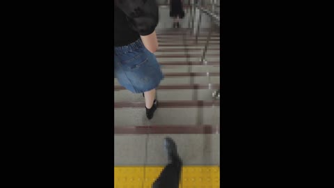 [痙攣/吐息有]ミニデニスカのタヌ顔美女JDが上下捲られ半裸でﾋﾞｯｸﾋﾞｸで中ｲｷ