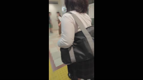 [地味めムチ〇K]車内で黙って弄ばれる下半身。グチョグチョになるデカ尻〇K