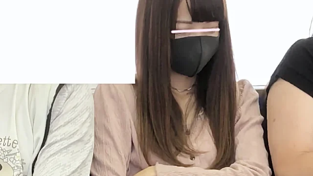 斜めからでも思い切り見えるミニスカ美女 [306MB]