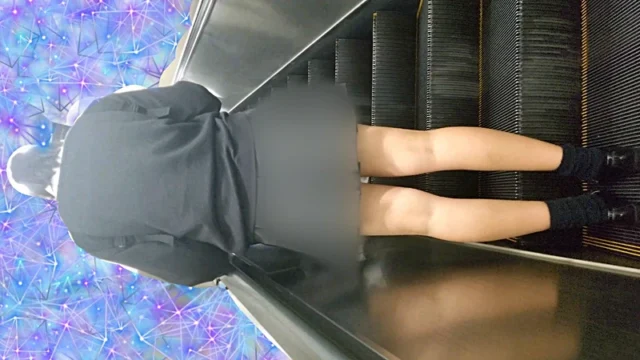 けしからん、エスカレーターで盗撮を警戒して最後尾に乗るような娘には悪戯part.14【携帯用・縦動画】 [401MB]